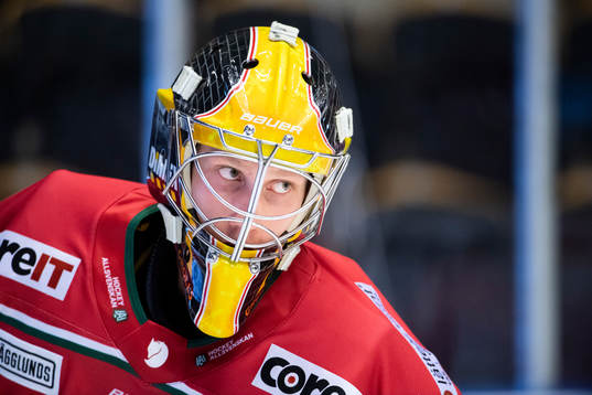 Modos målvakt Henrik Tikkanen värmer upp