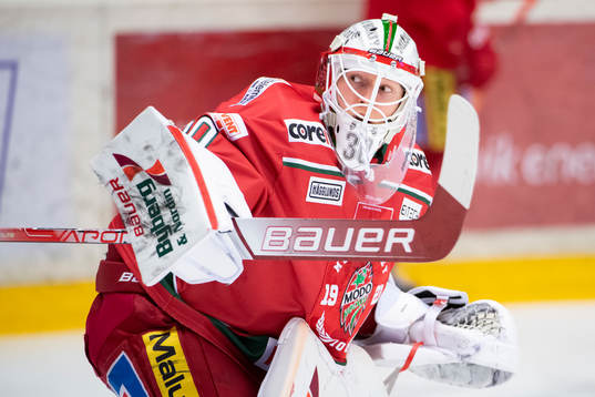 Modos målvakt Isak Wallin värmer upp