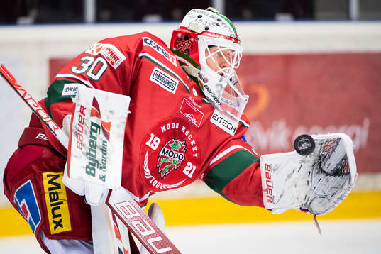 Modos målvakt Isak Wallin värmer upp