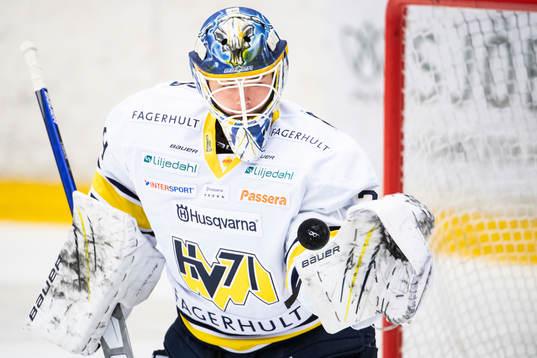 s målvakt Filip Larsson värmer upp