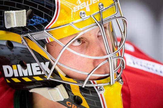 Modos målvakt Henrik Tikkanen värmer upp
