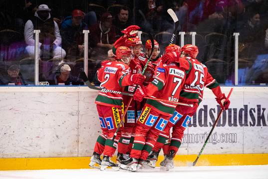 Modos Erik Jinesjö Karlsson jublar med lagkamrater