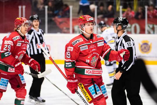Modos Erik Jinesjö Karlsson jublar med lagkamrater