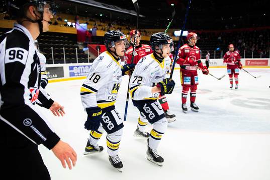 s Zion Nybeck och Jonathan Davidsson jublar
