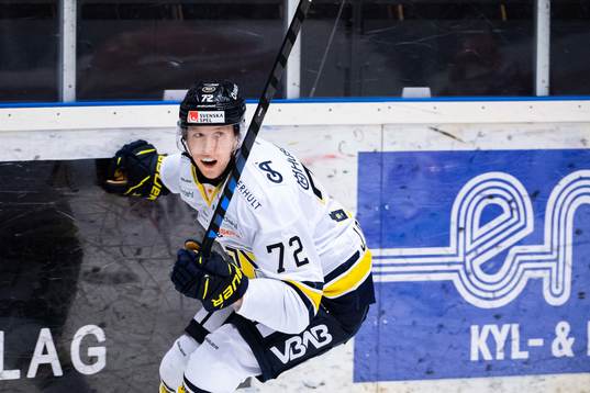 s Jonathan Davidsson jublar