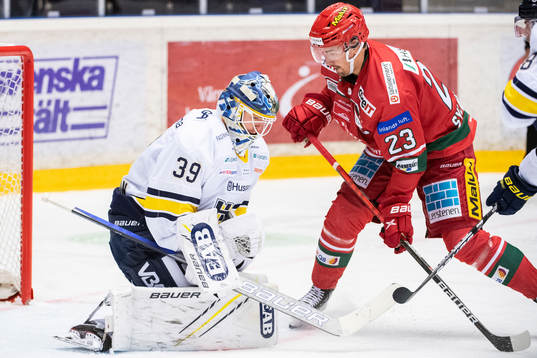 s målvakt Filip Larsson och Modos Daniel Sylwander