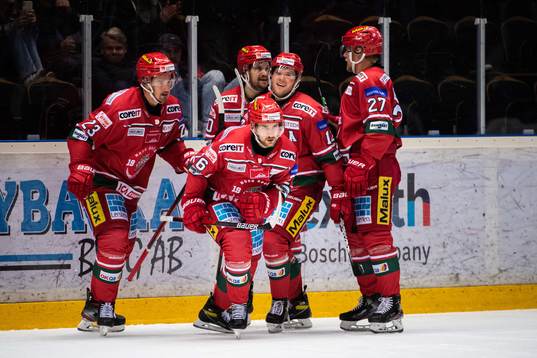 Modos Emil Wahlberg jublar med lagkamrater