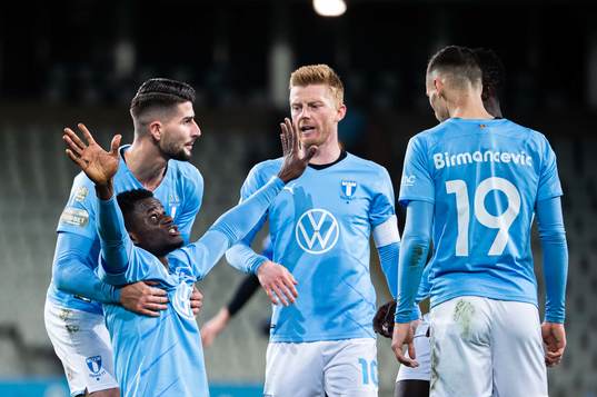 Malmö FFs Malik Abubakari jublar med Veljko Birmancevic,