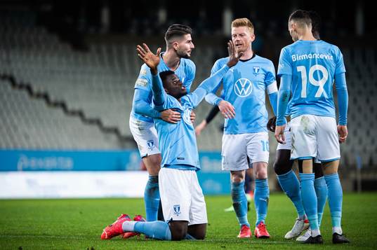 Malmö FFs Malik Abubakari jublar med Veljko Birmancevic,