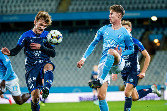 Malmö FFs Samuel Burakovsky mot Onsalas Fredrik Månsson
