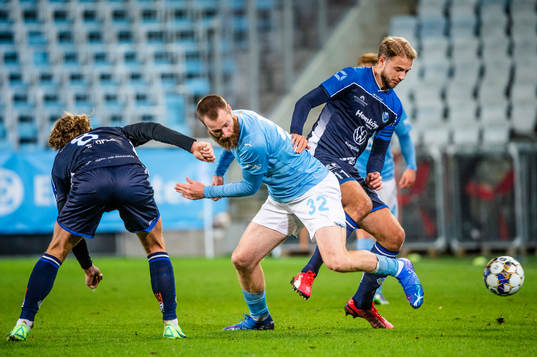 Malmö FFs Jo Inge Berget mot Onsalas Adam Fogelblad och