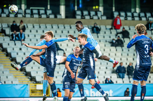 Malmö FFs Malik Abubakari nickar bollen