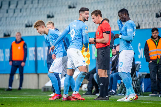 Malmö FFs Antonio Colak går ut och in kommer Hugo Bolin