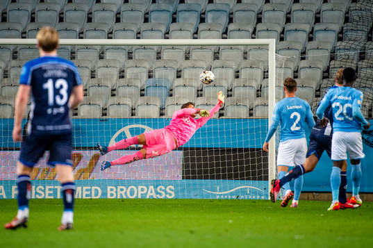 Malmö FFs målvakt Johan Dahlin gör en räddning