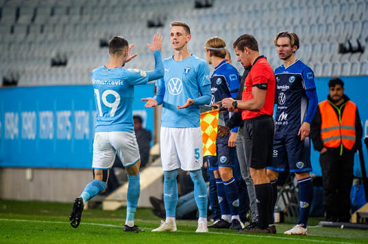 Malmö FFs Sören Rieks kommer in och Veljko Birmancevic