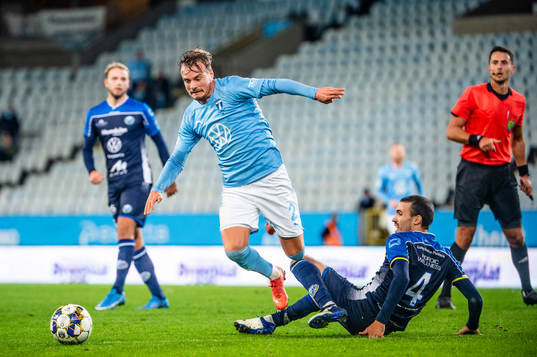 Malmö FFs Eric Larsson mot Onsalas Christoffer Nogueira