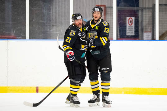 Panterns Robert Burakowsky och Kim Johansson jublar