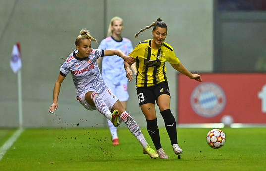 Giulia Gwinn of Bayern Muenchen and Johanna Rytting Kaneryd