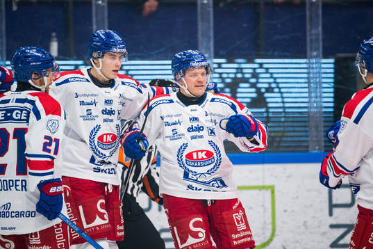 Oskarshamns Johan Johnsson jublar med lagkamrater
