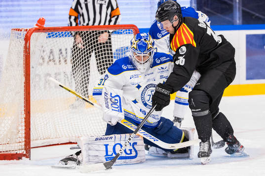 Brynäs målvakt Veini Vehviläinen oroaf mot Leksands