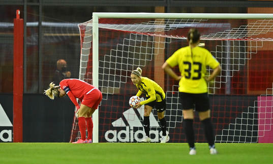 Goalkeeper Jennifer Falk and Emma Kullberg of Häcken looks