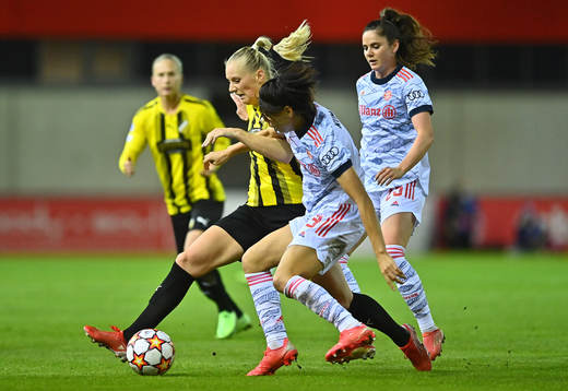 Stina Blackstenius of Häcken and Saki Kumagai of Bayern