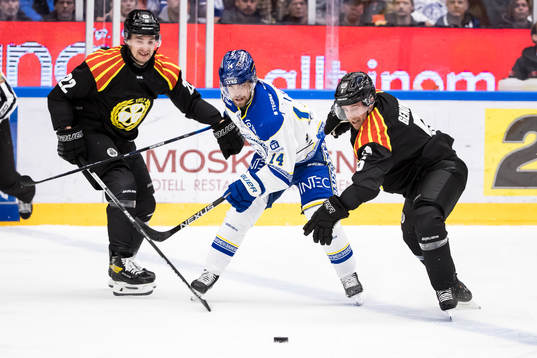 Brynäs Adam Pettersson och Leksands Oskar Lang och Brynäs