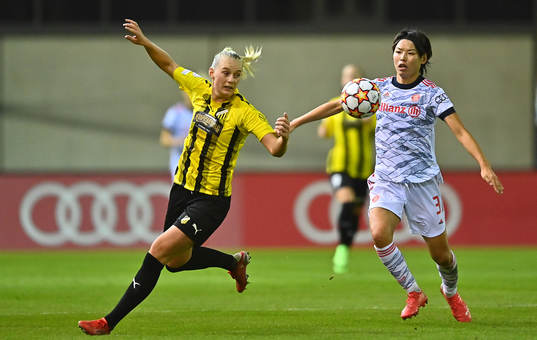 Stina Blackstenius of Häcken and Saki Kumagai of Bayern
