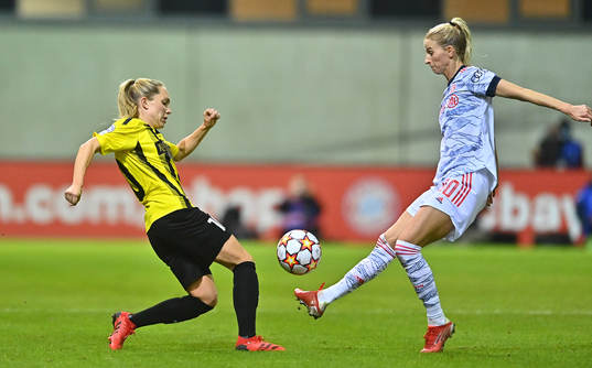 Elin Rubensson of Häcken annd Sofia Jakobsson of Bayern