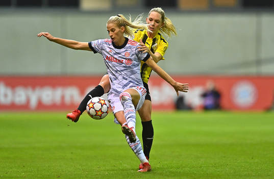 Elin Rubensson of Häcken annd Sofia Jakobsson of Bayern