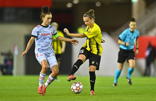 Julia Zigiotti Olme of Häcken and Lina Magull of Bayern