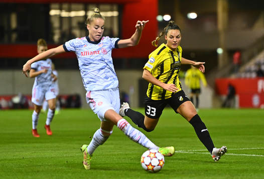 Giulia Gwinn of Bayern Muenchen and Johanna Rytting Kaneryd