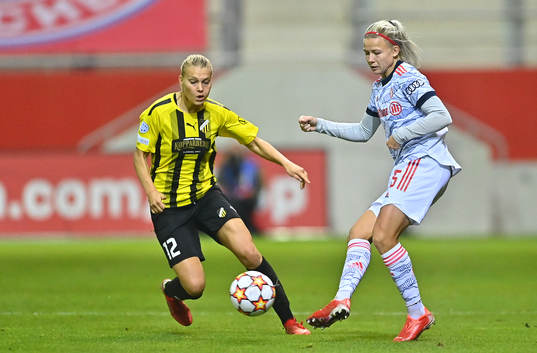 Stine Larsen of Häcken and Hanna Glas of Bayern Muenchen