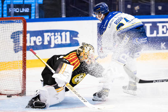 Leksands Isak Rosén  gör 3-1 bakom Brynäs målvakt Veini