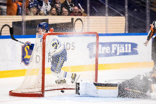 Leksands Isak Rosén  gör 3-1 bakom Brynäs målvakt Veini
