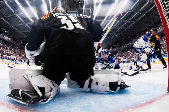 Brynäs målvakt Veini Vehviläinen och Leksands Oskar Lang