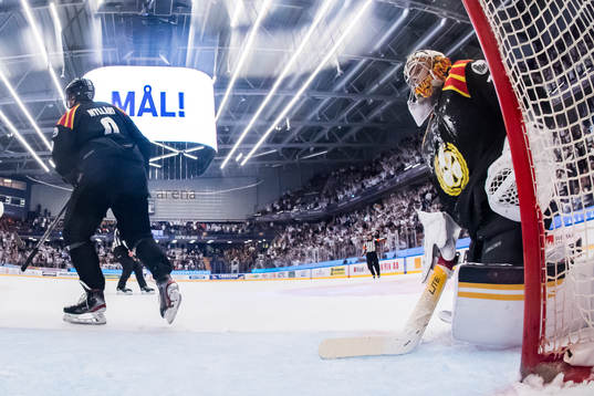 Brynäs målvakt Veini Vehviläinen deppar