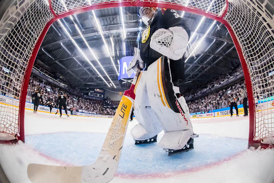 Brynäs målvakt Veini Vehviläinen deppar