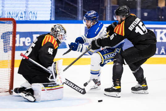 Brynäs målvakt Viktor Andrén och Leksands Oskar Lang och