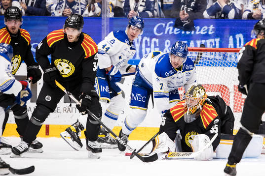 Leksands Ben Thomas och Brynäs målvakt Veini Vehviläinen