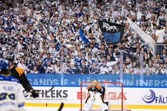 Brynäs målvakt Veini Vehviläinen och +le publiken