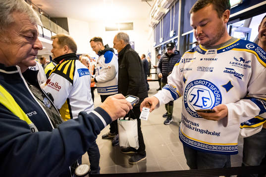 Biljettkoll i Tegera Arena innan ishockeymatchen i SHL