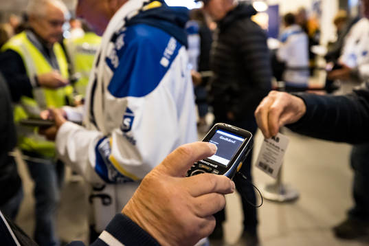 Biljettkoll i Tegera Arena innan ishockeymatchen i SHL