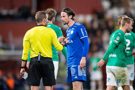 Sundsvalls Linus Hallenius i samtal med domare Richard