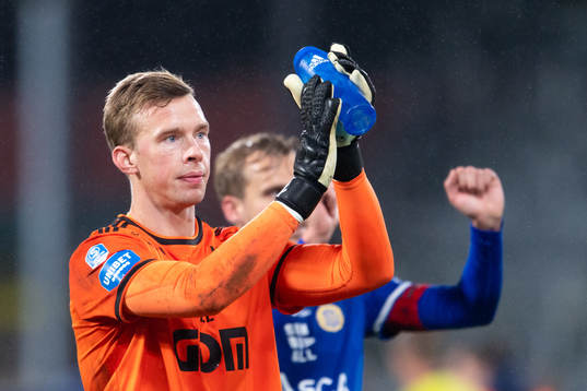Sundsvalls målvakt Andreas Andersson tackar publiken