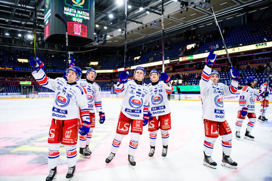 Oskarshamns spelare jublar och tackar publiken