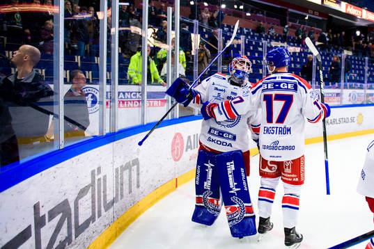 Oskarshamns målvakt Tim Juel och Jonas Engström jublar