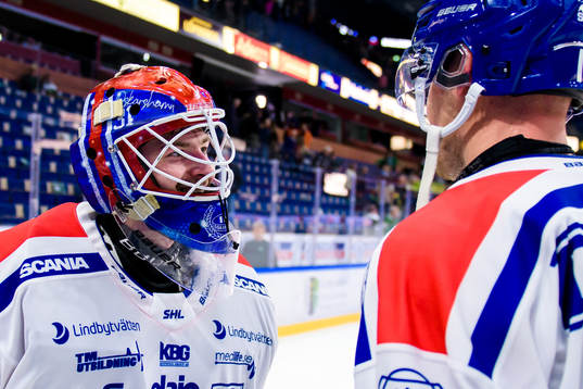 Oskarshamns målvakt Tim Juel och Jonas Engström jublar