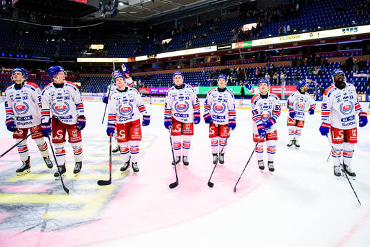 Oskarshamns spelare jublar och tackar publiken