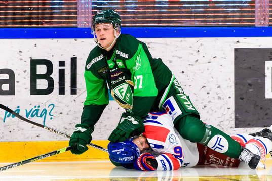 Färjestads Adam Ginning och Oskarshamns Cameron Brace